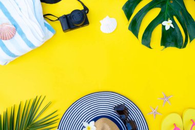 Kopya alanı sarı zemin üzerine yeşil yaprakları ve yaz düz kare şapka ile yatıyordu.