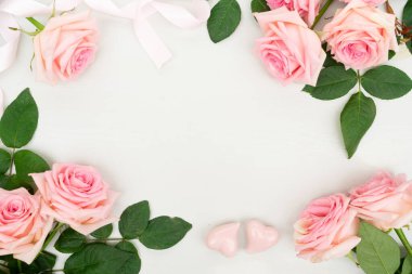 Taze çiçekli çerçeve kopya alanı, düz yatıyordu sahne ile yukarıdaki tabloda Sevgililer günü için gül