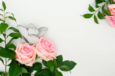 Kopya alanı, düz yatıyordu çerçeve ile yukarıdaki tabloda yapraklarla gül taze çiçekler