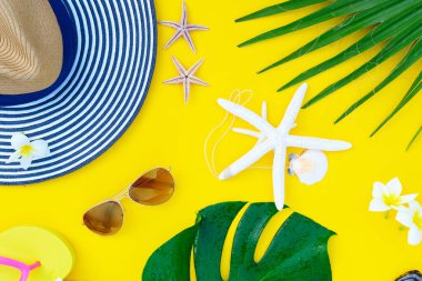 Yaz düz parlak sarı arka plan, seyahat ve tatil kavramı üzerinde seyahat Audio aksesuarlar ile desen göklere