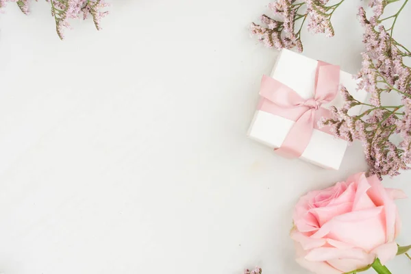 Rose Frische Blume Mit Geschenkbox Auf Dem Tisch Von Oben Stockfoto