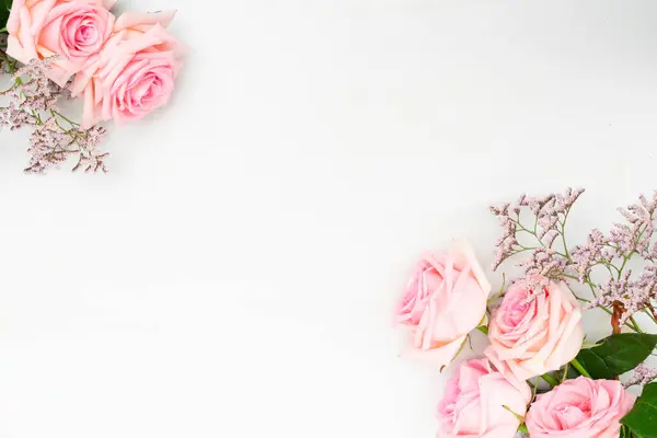 Rose Frische Blumen Mit Blätterrahmen Auf Tisch Mit Kopierraum Flache Stockbild