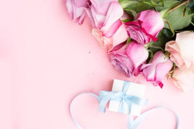 düğün ya da anneler günü geçmişi, pembe arka planda buket, hediye kutusu