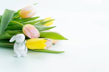 Laleli ve tavşanlı Paskalya sahnesi, boşluğu kopyala