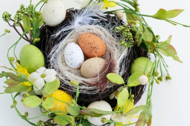 Renkli yumurtalarla çiçekli Paskalya sahnesi