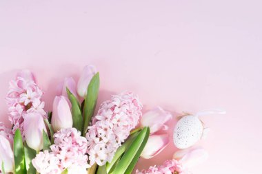 Paskalya sahnesinde taze laleler ve sümbül çiçekleri kapanıyor.