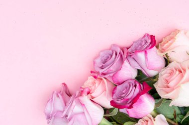 düğün ya da anneler günü arka planı, pembe arka planda buket