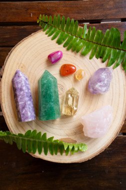 Gemstone mineralleri dikilitaş şeklinde. Büyücülük, bitkisel tıp ve iyileştirme, Reiki Kristal Ayini için Sihirli İyileştirme Kayası, cadılık, ruhsal esrarengiz uygulama.