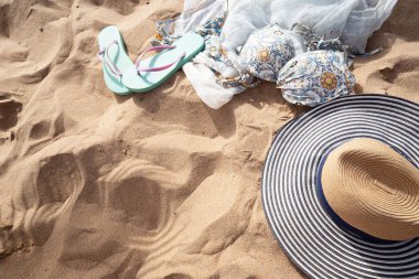 Kopya alanı ve gölgeli yaz sahili arkaplanı