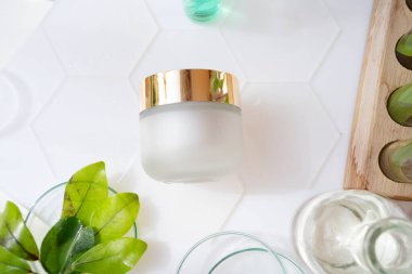 Beyaz cam kapta test edilmiş yüz kremi.,