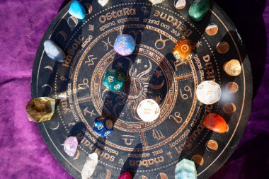 Kehanet zarları ve doğum taşlarıyla burç çemberi. Falcılık ve astroloji grafikleri konsept, sihirli ritüeller ve dışsal deneyimler öngörüyor