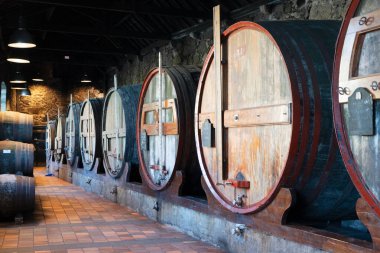 Şarap mahzeni, ahşap fıçılar.