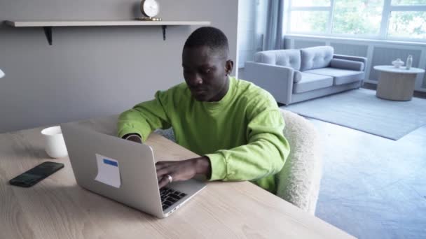 Молодий Щасливий Усміхнений Афроамериканський Чоловік Працює Сучасними Ноутбуками Технологіями Концепцією — стокове відео