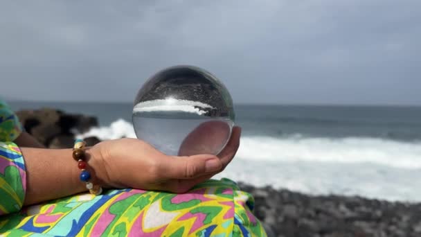 Mujer Meditando Orilla Salvaje Playa Sosteniendo Bola Cristal — Vídeo de stock