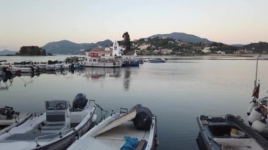 Valcherna Manastırı 'nda sabahın erken saatlerinde deniz suyunda dalgalanmalar, Korfu Yunanistan