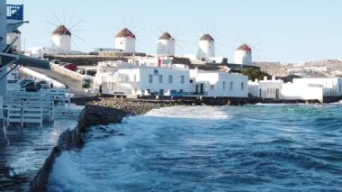 Mykonos adasının ünlü yel değirmenleri Yunanistan 'ın Mykonos adasında deniz burnu üzerindedir.