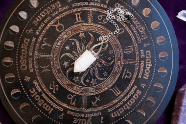 Gemstone mineralleri taş dikilitaşları. Büyücülük, bitkisel tıp ve iyileştirme, Reiki Kristal Ayini için Sihirli İyileştirme Kayası, cadılık, ruhsal esrarengiz uygulama