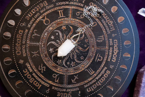 Gemstone mineralleri taş dikilitaşları. Büyücülük, bitkisel tıp ve iyileştirme, Reiki Kristal Ayini için Sihirli İyileştirme Kayası, cadılık, ruhsal esrarengiz uygulama