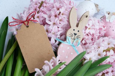 Paskalya sahnesi. Taze sümbül çiçekleri ve paskalya yumurtaları. Boşluk karta boşluğu kopyala.