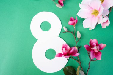 Yeşil bahar arka planında manolya çiçekleri, 8 Mart bayram arka planı, uluslararası kadınlar için çiçekler 8 Mart