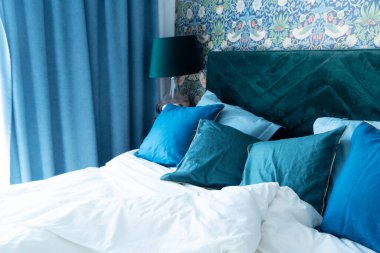 Beyaz keten ve gri yastık yatak görünümünü kapat