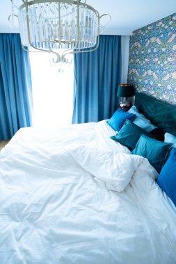 Beyaz keten ve gri yastık yatak görünümünü kapat