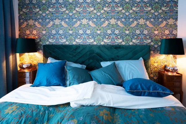 Beyaz keten ve gri yastık yatak görünümünü kapat