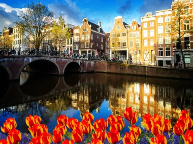 Bahar, Amstardam, Hollanda, Lale ile kanal ve ayna yansımaları ile Hollandalı sahne,