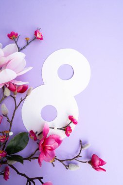 Yeşil bahar arka planında manolya çiçekleri, 8 Mart bayram arka planı, uluslararası kadınlar için çiçekler 8 Mart