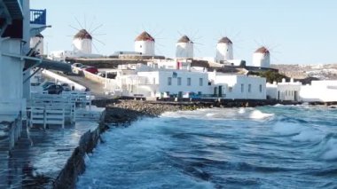 Mykonos adasının ünlü yel değirmenleri Yunanistan 'ın Mykonos adasında deniz burnu üzerindedir.
