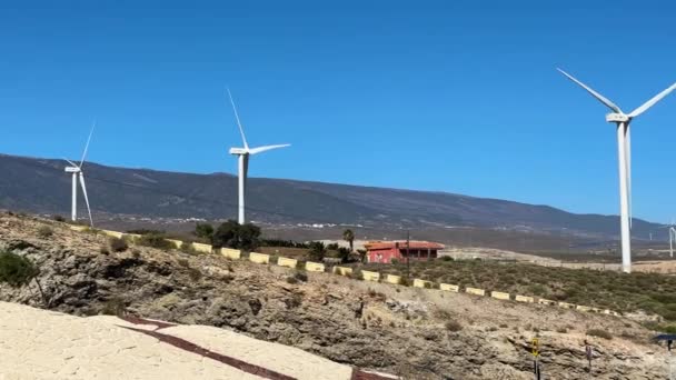 Conceito Energia Eólica Estrada Que Conduz Parque Turbinas Eólicas — Vídeo de Stock