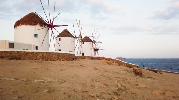ミコノス島の有名な風車がギリシャのミコノス島に近い — ストック動画