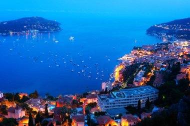 Gemileri ve tekneleri olan renkli kıyılar, Cote dAzur Provence, mavi gece, Fransa
