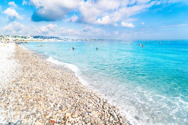 Nice, Riviera, Fransa 'da taş plaj ve turkuvaz suyu.
