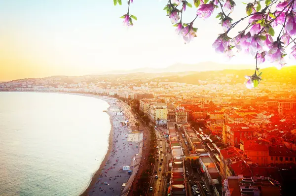 Günbatımında deniz ve plajlı Nice şehri, Fransız Riviera, Fransa, retro tonlu