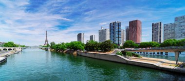 Yaz mevsiminde Paris 'te, Fransa' da, Seine üzerinde moden evleri olan Eyfel Kulesi, web pankartı