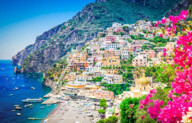 yaz positano şehir görünümü - çiçekli eski İtalyan tatil, İtalya