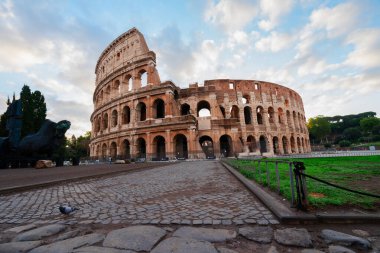 antika Colosseum yeşil çim çim ile yıkıntıları ışıklar, Roma İtalya sunise