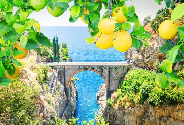 Słynny Malowniczy Wiadukt Drogowy Amalfitana Wybrzeże Letnie Włochy Stonowany Obraz Obraz Stockowy