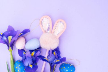 Renkli yumurtalar ve iris çiçekleriyle Paskalya sahnesi