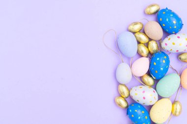 Renkli yumurta ve tavşan kulaklı Paskalya sahnesi