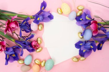 Yuvada renkli yumurtalarla süsenli Paskalya sahnesi, kopyalama alanı