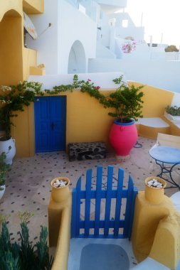 Yanardağ yanardağına karşı mavi ahşap kapı, Yunanistan, Santorini adasının güzel detayları
