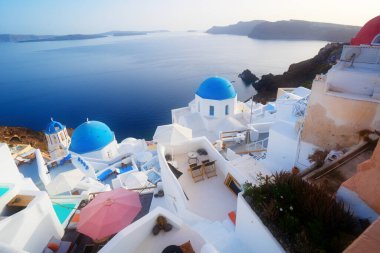 Geleneksel Yunan köyü Santorini 'nin Oia' sı, mavi kilise kubbeleri ve köy caddesi, Yunanistan