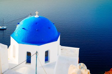 Kilisenin mavi kubbeleri, Yunanistan, Santorini adası, tonlu