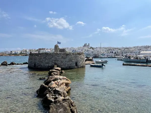 Naoussa, Paros Adası, Yunanistan 'daki eski kale ve eski şehir manzarası, geniş panorama formatı