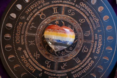 Gemstone mineralleri taş kalpli. Büyücülük, bitkisel tıp ve iyileştirme, Reiki Kristal Ayini için Sihirli İyileştirme Kayası, cadılık, ruhsal esrarengiz uygulama