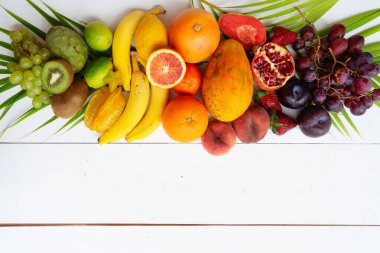 Beyaz ahşap arka planda tropikal meyvelerin yaz karışımı