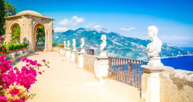 İtalya 'nın Amalfitana kıyısındaki Ravello köyünün güzel detayları. Çiçekler, web pankartı formatıyla.