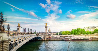 Paris tarihi - ünlü Alexandre III Köprüsü Seine üzerinde mavi gökyüzü altında, Paris, Fransa, güneş ışığıyla web pankartı formatı